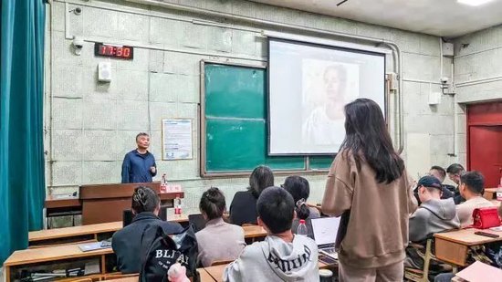 ▲首都师范大学美术学院教授王珂“主题性美术创作漫谈”讲座