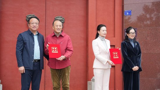 高岱、高远向崔子范美术馆捐赠书法作品,崔子范美术馆为其颁发捐赠证书