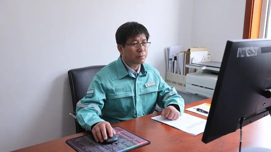 朱长青在办公室处理信通工作