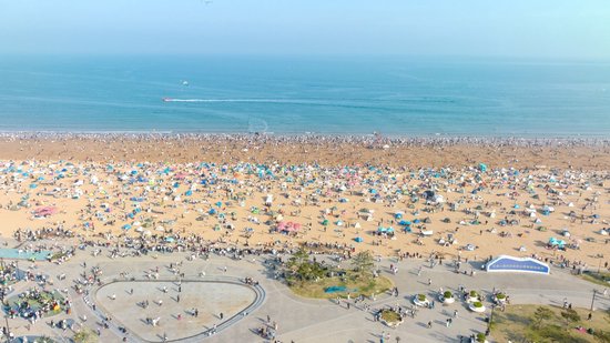 游客在石老人海水浴场露营、休憩。杨志文 摄
