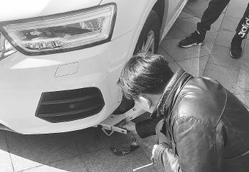 貿(mào)易公司工作人員將車鎖打開。 記者 張國桐 攝