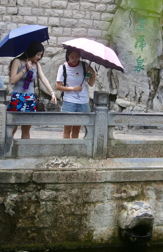 取水点关停,取水市民白石泉“挤油油”
