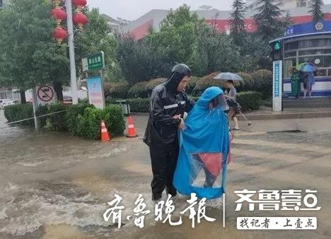 高新区交警帮助行人过积水严重路段