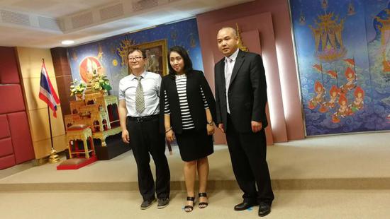 (齐鲁理工学院副校长杨依廷、国际交流与合作处处长孙科科与泰国皇家理工大学副校长Nuttapong Jotikasthira合影)