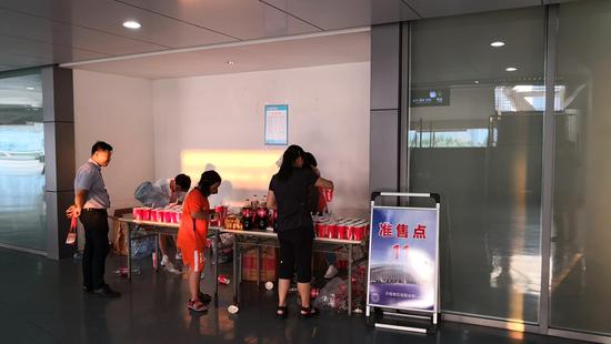 8月1日,省物價局工作人員在濟南奧體中心進行相關檢查。省物價局供圖
