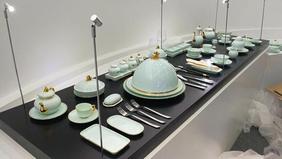 山东展区展出的上合峰会国宴用瓷