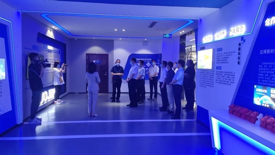  隽新阳一行参观品牌工法馆
