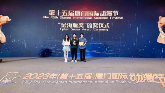 颁奖现场，张宗美（右）、刘可珺老师（中）、刘子孟（左）
