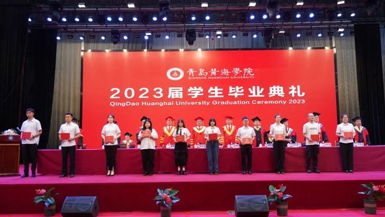 向2023届毕业生代表颁发毕业证书