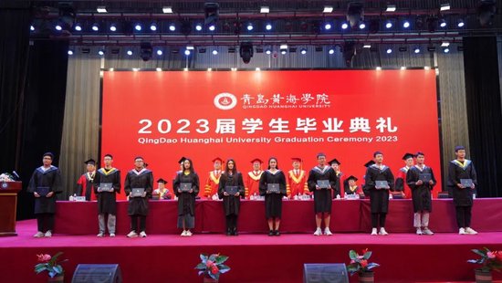 向2023届毕业生代表颁发毕业证书