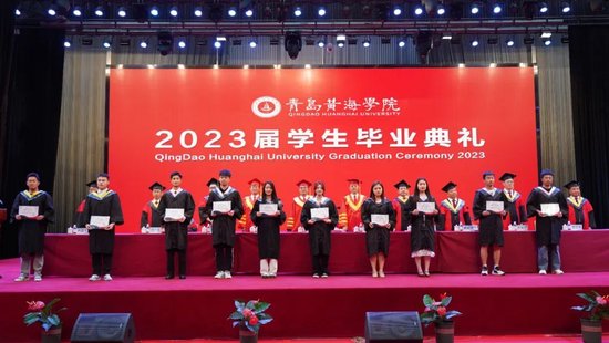 向2023届温馨校友使者代表颁发聘书