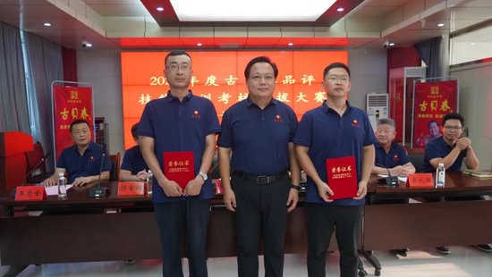 党委副书记、总经理张洪昌为荣获第一名的获奖者颁发荣誉证书并合影留念