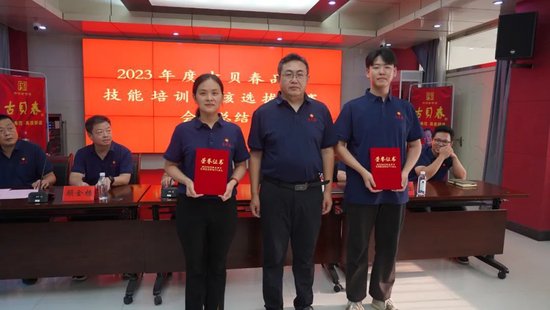 副总经理杜新勇为荣获第二名的获奖者颁发荣誉证书并合影留念