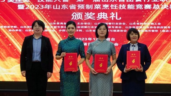 左二为孙嘉琳老师