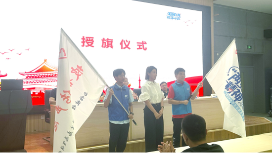 团委书记刘晓平为宣讲团队授旗