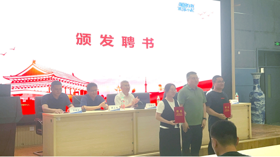 党委学工部部长刘伟为宣讲团指导老师颁发聘书