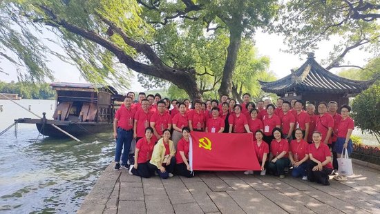 马克思主义学院党委组织“红船起航守初心，砥砺奋进勇担当”主题党日活动