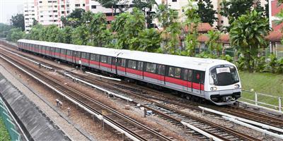 中車四方股份公司生產(chǎn)的地鐵奔馳在新加坡街頭。資料圖片