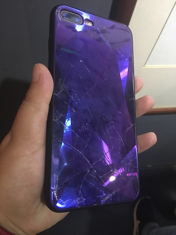 手機損壞圖片。 受訪者供圖