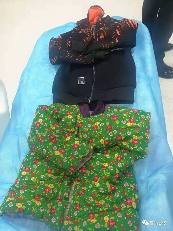 受傷男童身上穿的衣服。