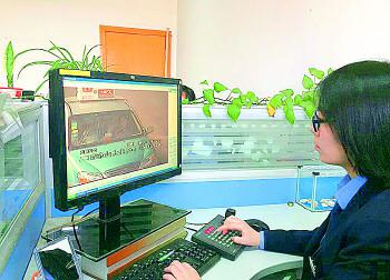 濟南市歷城交警大隊工作人員抓拍開車玩手機。