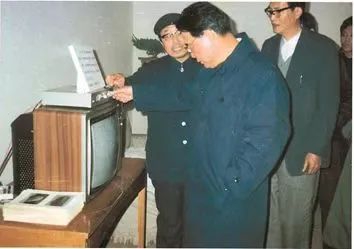 ▲1986年12月,时任中共中央政治局委员、国务院副总理李鹏观看我院研制的直播卫星电视接收系统