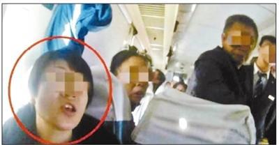 “霸座女”拒絕離開并與乘務(wù)員爭吵(視頻截圖)