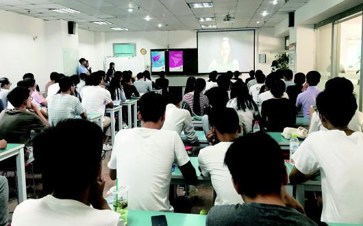 9月18日,英国RB利洁时青岛伦敦杜蕾斯有限公司在青科大举行宣讲会。