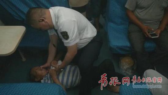 蘭孝東對醉酒昏迷男子施救