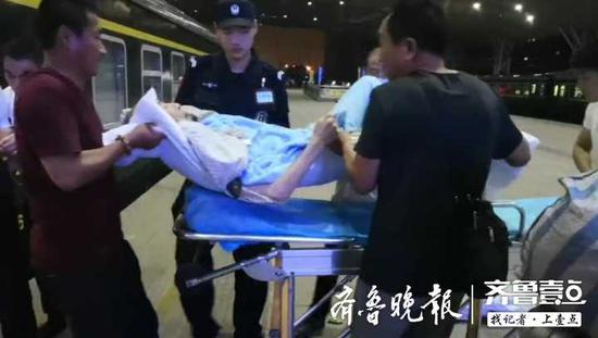 工作人員幫忙把老人抬上車廂 片/視頻截圖