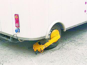 仍有車輛被鎖車輪。