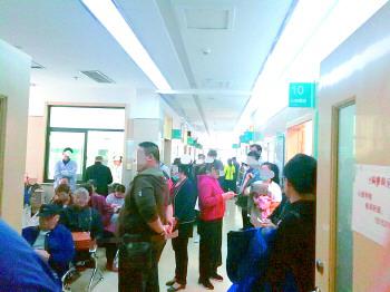 10月10日,山大第二医院心脏科室门诊外有不少患者在排队候诊。