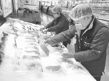 劉洧箐(女)、石云劍(男)在麥德龍生鮮肉食部認真工作。