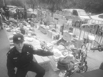歷下刑警二中隊繳獲的劉某的贓物,大部分還無人認領。記者 李培樂 攝