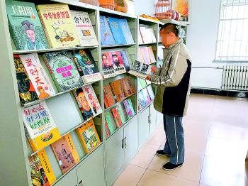 林青在圖書館看書。記者 李培樂 通訊員 楊穎 攝