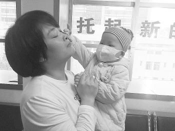 見媽媽流淚,唐唐懂事地幫媽媽擦眼睛。