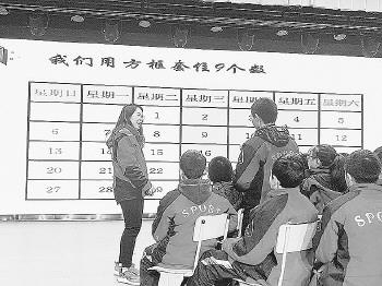 周雅文在湘西給孩子們上課。