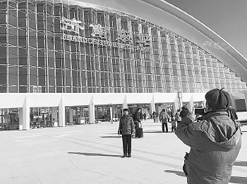 市民在济南东站拍照留念。　　　　　首席记者　王健　摄