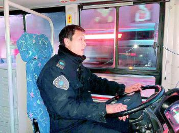 陈明强驾驶着813路公交车穿行在乡间小道上。