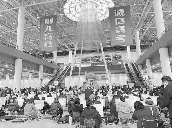 13日上午,6000余名考生聚集在舜耕国际会展中心同场竞技,描绘梦想。