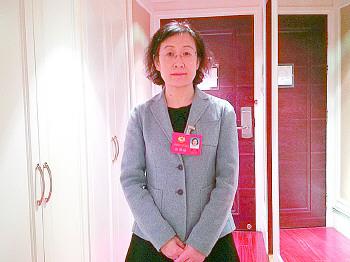 省政協(xié)常委、山東工藝美術(shù)學(xué)院副院長(zhǎng)李新。