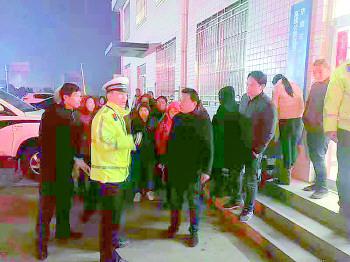 寒夜里,被困的27名乘客被接力轉移到交警大隊。交警供圖
