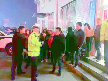 寒夜里,被困的27名乘客被接力转移到交警大队。交警供图