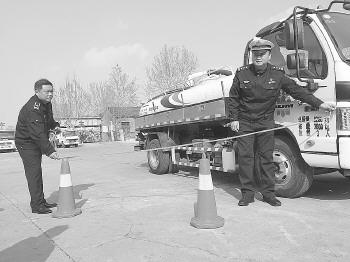 濟(jì)南市槐蔭交警大隊民警來到轄區(qū)貨車車隊,現(xiàn)場模擬實(shí)驗演示盲區(qū)和內(nèi)輪差。