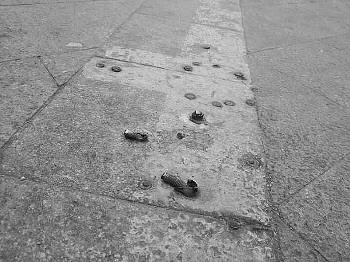 記者在其他市政道路上也發現不少暗釘。
