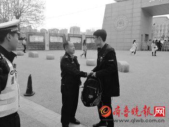 交警順利將考生送到考場。通訊員 供圖
