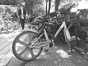 自行車占據(jù)著盲道。首席記者程凌潤攝