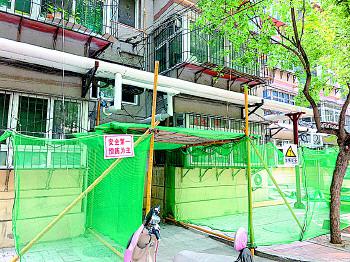 王官莊小區(qū)部分居民樓正在進(jìn)行“平改坡”拆除。