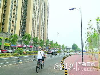 在陈家路上,只有靠近万象新天小区的北侧安装了路灯。