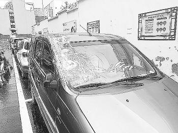 祁先生用保鲜膜给车加上“雨衣”。